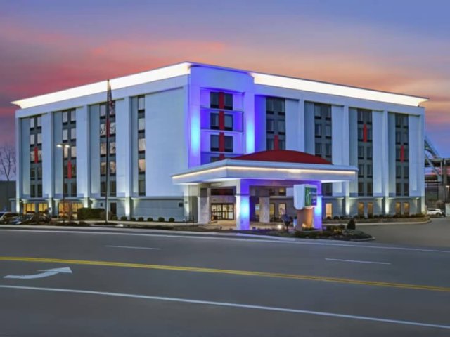 Holiday Inn Express &amp; Suites Cincinnati Riverfront